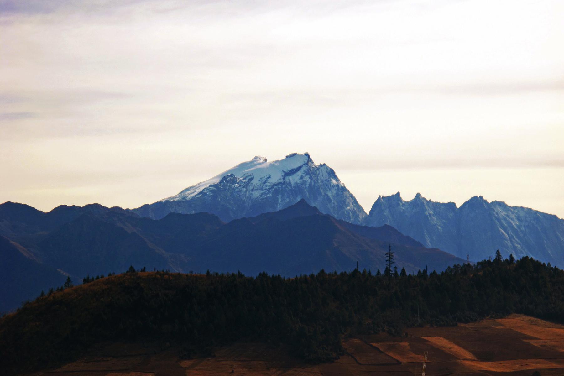 哈巴山山